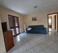 Ein Interieur mit einem Sofa, einem Fernseher und einem gefliesten Boden in besonderen Immobilien.