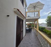 Balkon mit Tisch und Stühlen, Sonnenschirm, Garten; Besondere Immobilien in der Straße Mulo, Vrsi.