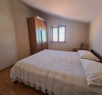 Schlafzimmer mit Schrank, Bett und Fenster, Boden mit Holzdekor, Besondere Immobilien.