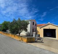 Ein Haus mit Garten und Garage in der Straße Mulo in der Stadt Vrsi, Besondere Immobilien.