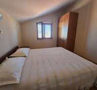 Schlafzimmer mit Einbauschrank und Bett, besondere Immobilien, Holzboden-Dekor.