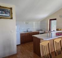 Küchenbereich in besonderen Immobilien mit Holzboden und Holzmöbeln.