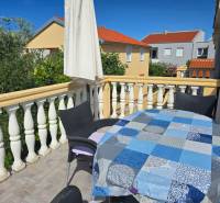 Ein Balkon mit Sitzgelegenheiten auf einer Immobilie in Vrsi in der Straße Mulo, der ideale Ort zum Entspannen.