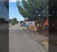 Mulo-Straße in Vrsi mit Bäumen und geparkten Autos, besondere Immobilien.