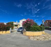 Zweistöckiges Gebäude mit Garten in der Straße Mulo in Vrsi, Besondere Immobilien.