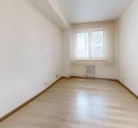 Helles Zimmer mit Fenster und Holzboden in einer 2-Zimmer-Wohnung.