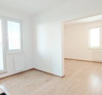 Helles Zimmer mit Holzboden in einer 2-Zimmer-Wohnung.