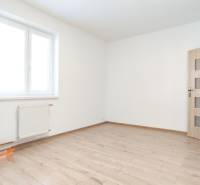 Ein heller Raum mit Holzdekorboden in einer Zweizimmerwohnung.