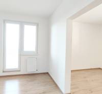 Helles Zimmer mit Holzboden in einer 2-Zimmer-Wohnung.