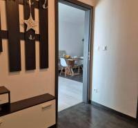 Der Flur mit klappbaren Möbeln und Blick ins Esszimmer in einer 3-Zimmer-Wohnung.