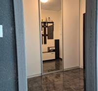 Flur in einer 3-Zimmer-Wohnung mit Fliesen und Einbauschrank.