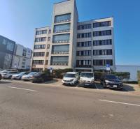 Bürogebäude in der Tulská-Straße in der Stadt Zvolen, mit Parkplatz und geparkten Autos.