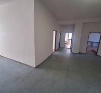 Büroräume mit weißen Wänden und Linoleumboden.