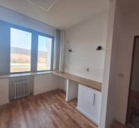 Gewerbeflächen mit Holzbodenoptik und großem Fenster.