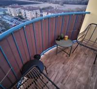 Balkon einer 3-Zimmer-Wohnung mit Holzboden-Dekor in der Novomeského-Straße in Poprad.