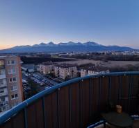 Blick vom Balkon einer 3-Zimmer-Wohnung in der Novomeského-Straße in Poprad mit Panorama der Tatra.