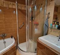 Badezimmer in einer 3-Zimmer-Wohnung mit Badewanne, Dusche und Waschbecken.