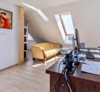 Büros mit Sofa, Bild an der Wand und Boden mit Holzdekor.