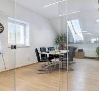 Glaswände, Boden mit Holzdekor und Treppen im Büro.