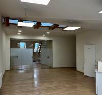 Büros mit Holzboden, Glastüren und Treppen.