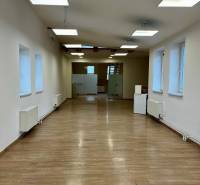 Innenräume von Büros mit Holzdekorboden und Hängelampen.