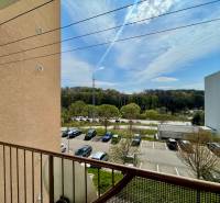 Der Ausblick aus der 2-Zimmer-Wohnung in der Východná-Straße umfasst einen Parkplatz und Grünflächen.