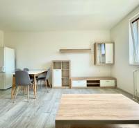 Wohnbereich mit Tisch und Möbeln in einer 2-Zimmer-Wohnung in der Východná-Straße.