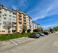Container auf der Straße Východná, Parkplatz, Bäume, 2-Zimmer-Wohnung, blauer Himmel, Auto.