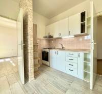 Küchenzeile in einer 2-Zimmer-Wohnung, heller Raum in der Východná-Straße.