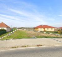 Grundstücke - Wohnen in Sokolovce mit markierter Baufläche und umliegenden Häusern.