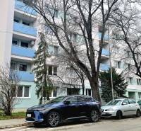 Pod Párovcami Straße in Piešťany mit einem Wohnhaus und geparkten Autos vor einer 2-Zimmer-Wohnung.