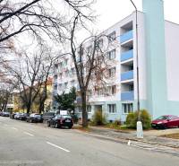 Straße Pod Párovcami, Piešťany: Eine Reihe von Autos bei einem weißen Gebäude, in der Nähe einer 2-Zimmer-Wohnung.