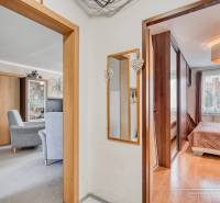 Innenraum einer 4-Zimmer-Wohnung mit Holzboden, Möbeln und Spiegel.