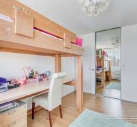 Kinderzimmer mit Bett und Schreibtisch, Boden mit Holzdekor, 4-Zimmer-Wohnung.