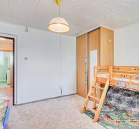 Kinderzimmer in einer 4-Zimmer-Wohnung mit Etagenbett und Einbauschrank.