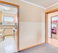 Küche und Kinderzimmer in einer 4-Zimmer-Wohnung mit Holzboden.