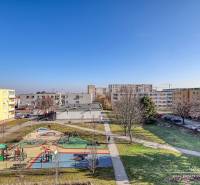 Der Kinderspielplatz, umgeben von Wohnhäusern in der Veterná-Straße in Trnava, bietet einen Blick auf eine 4-Zimmer-Wohnung.