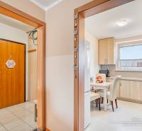 Innenraum einer 4-Zimmer-Wohnung mit Holzboden und heller Küche.