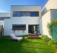 Das Einfamilienhaus in der Radová-Straße in Nová Dedinka hat einen gepflegten Garten mit einer Liege.