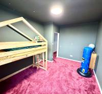 Kinderzimmer in einem Einfamilienhaus mit Holzboden und einem Etagenbett.