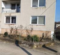 Ein Einfamilienhaus in Mankovce, zweistöckig mit Balkon und angrenzendem Gartengrundstück.