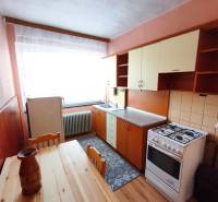 Küche in einem Einfamilienhaus mit Holzboden, Gasherd, Esstisch.