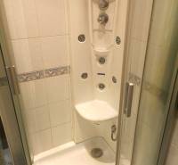 Duschkabine mit Hydromassagedüsen in einer 2-Zimmer-Wohnung.