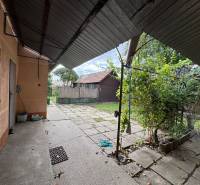 Ein Einfamilienhaus in Komárno mit einem geräumigen Hof und einem Pavillon, umgeben von Grün.