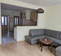 Wohnzimmer mit Ecksofa und Holzboden in einer 3-Zimmer-Wohnung.