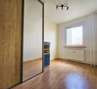 Ein Zimmer in einer 3-Zimmer-Wohnung mit einem Boden in Holzoptik und einem Einbauschrank.