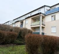 Exterieur eines 3-Zimmer-Hauses in Kittsee mit Garten und Balkonen.