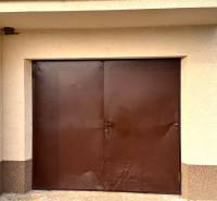 Braune Garagentore im Außenbereich einer 4-Zimmer-Wohnung in Hlboké.