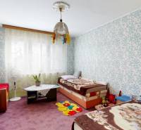 Kinderzimmer mit Blumen-Tapeten und bunten Dekorationen in einer 4-Zimmer-Wohnung.