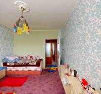 Kinderzimmer in einer Vierzimmerwohnung mit Blumen-Tapete und bunten Dekorationen.